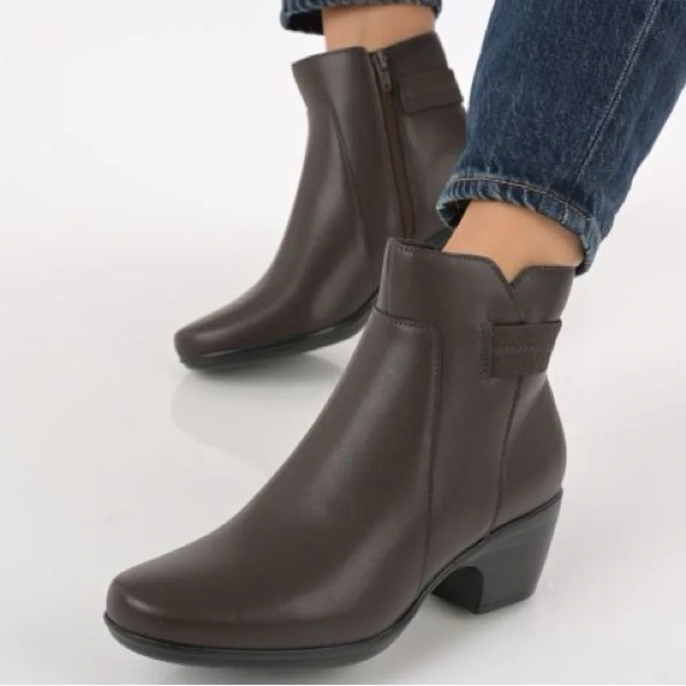 NEW Clarks Emily 2 Holly Ankle Leather Boots Womens‎ 6.5M Brown A28